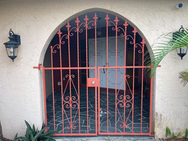 Front locking gate